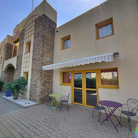 贝济耶东原生酒店 Villeneuve-lès-Béziers 外观 照片
